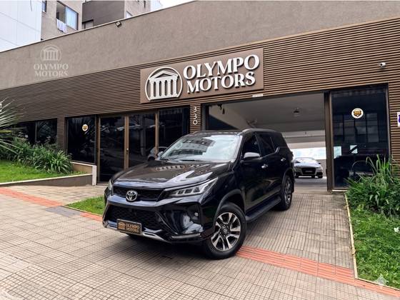 TOYOTA HILUX SW4 2.8 D-4D TURBO DIESEL DIAMOND 7L 4X4 AUTOMÁTICO